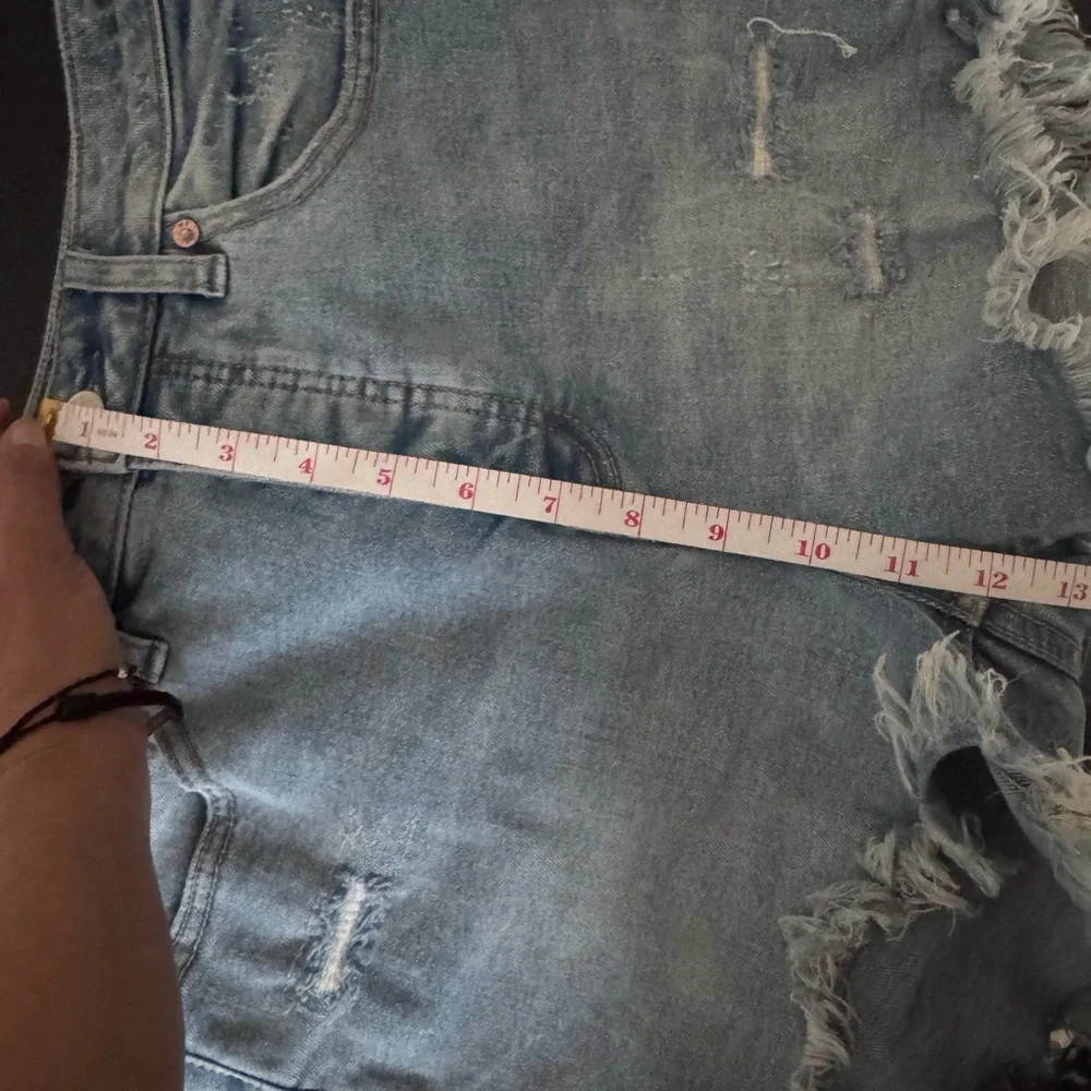 Free People We The Free Crvy Distressed Frayed Hem Shorts Size 26 - Picture 10 of 10